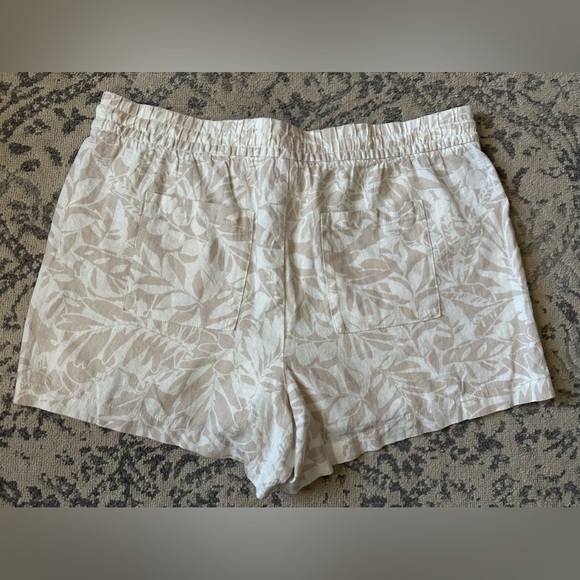 Women’s Gap Size L Tan & White Tropical Print Draw String Linen Blend Shorts - Picture 2 of 5